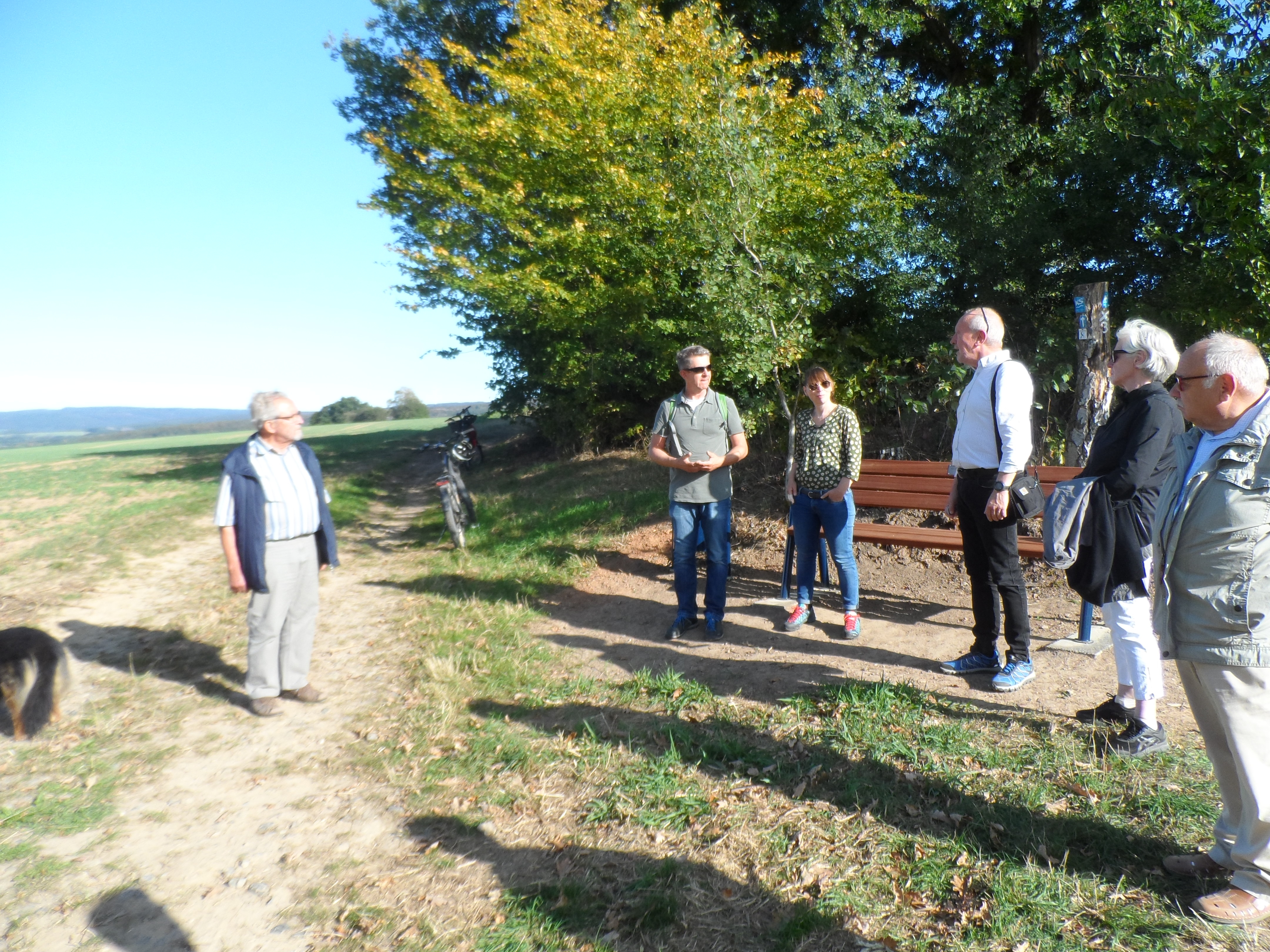 Viele Mitglieder der Geschichtswerkstatt waren am 19. September zum Parkplatz Herchenbach gekommen, um an der Einweihung teilzunehmen.