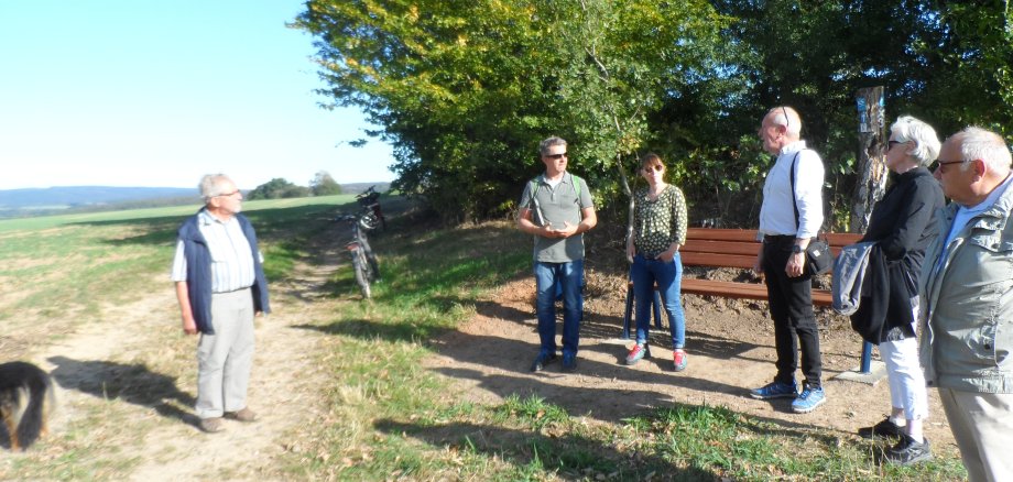 Viele Mitglieder der Geschichtswerkstatt waren am 19. September zum Parkplatz Herchenbach gekommen, um an der Einweihung teilzunehmen.