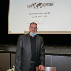 Vorsitzender der Ausländerbeirates Fatmir Alili (3.v.l.) begrüßte die Gäste ebenso wie Kai Hast, Leiter des Fachbereichs Verwaltung und Ordnung (l.) und Leiterin der Geschäftsstelle des Ausländerbeirates, Tanja Hammer (r.). Protokoll führte Rathaus-Mitarbeiterin Astrid Kast (2.v.l.).