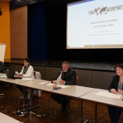 Fatmir Alili, Vorsitzender des Ausländerbeirates, informierte die Gäste über die bisherige Arbeit des Ausländerbeirates und die am 14.03.2021 stattfindende Ausländerbeiratswahl.