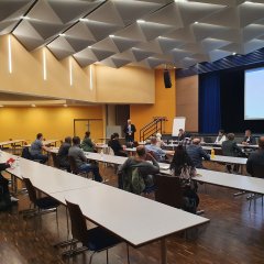 Die anwesenden Gäste, die unter strenger Einhaltung der aktuellen Corona-Regeln die Veranstaltung im Bürgerhaus verfolgten.