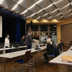 Leiter des Fachbereichs Verwaltung und Ordnung, Kai Hast, ging von Tisch zu Tisch mit der Wahlurne, in die die Kandidatinnen und Kandidaten ihre Stimmzettel einwerfen durften.