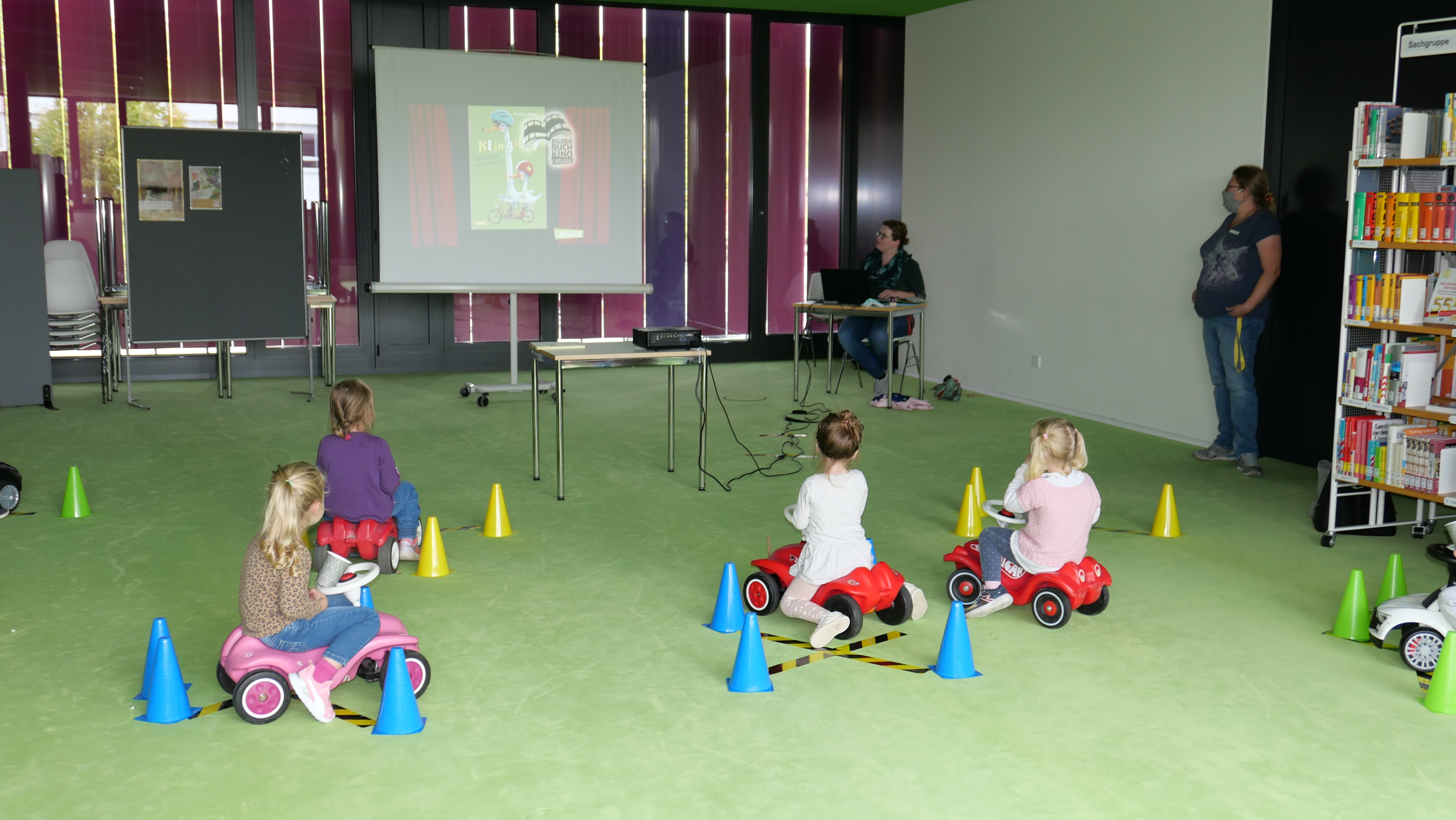 Die kleinen Kinobesucherinnen und -besucher verfolgten gespannt die Geschichten, die Bücherei-Mitarbeiterin Carolin Orthofer vortrug.