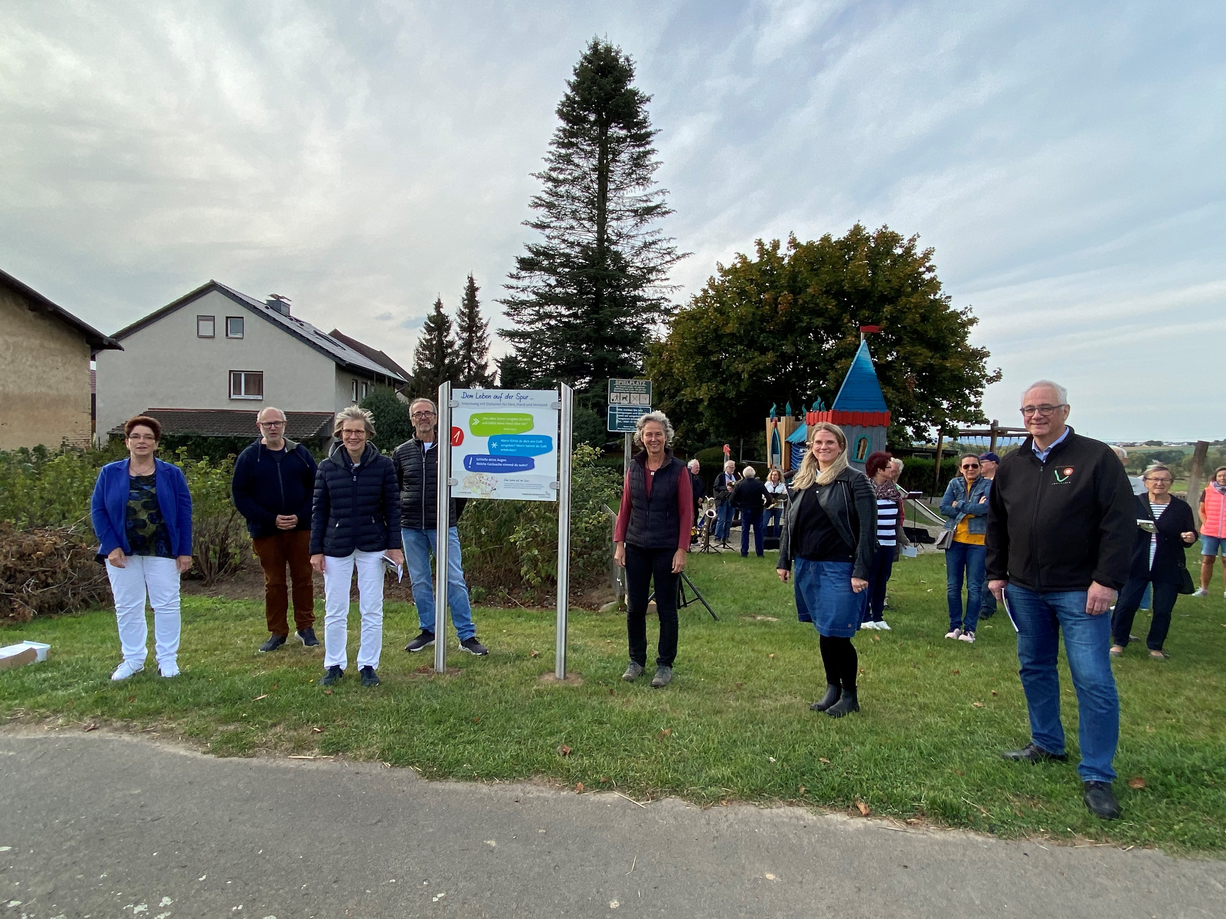 Der neue Impulsweg „Für Herz, Hand und Verstand“ wurde am 2. Oktober feierlich seiner Bestimmung übergeben. Die Mitwirkenden v. l. n. r.: Dekanin Carmen Jelenik, Wolfram Dawin, Pröpstin Katrin Wienold-Hocke, Gerhard Bässe, Pfarrerin Kerstin Grenzebach, Jessica Kickstein und Bürgermeister Uwe Jäger.