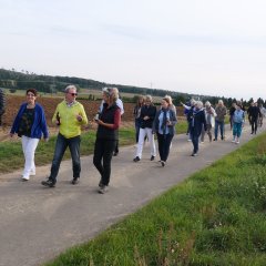 Viele Gäste machten sich auf, um den Weg zu erkunden – gestärkt vom Pilgerstoff, den die Pröpstin mitgebracht hatte.