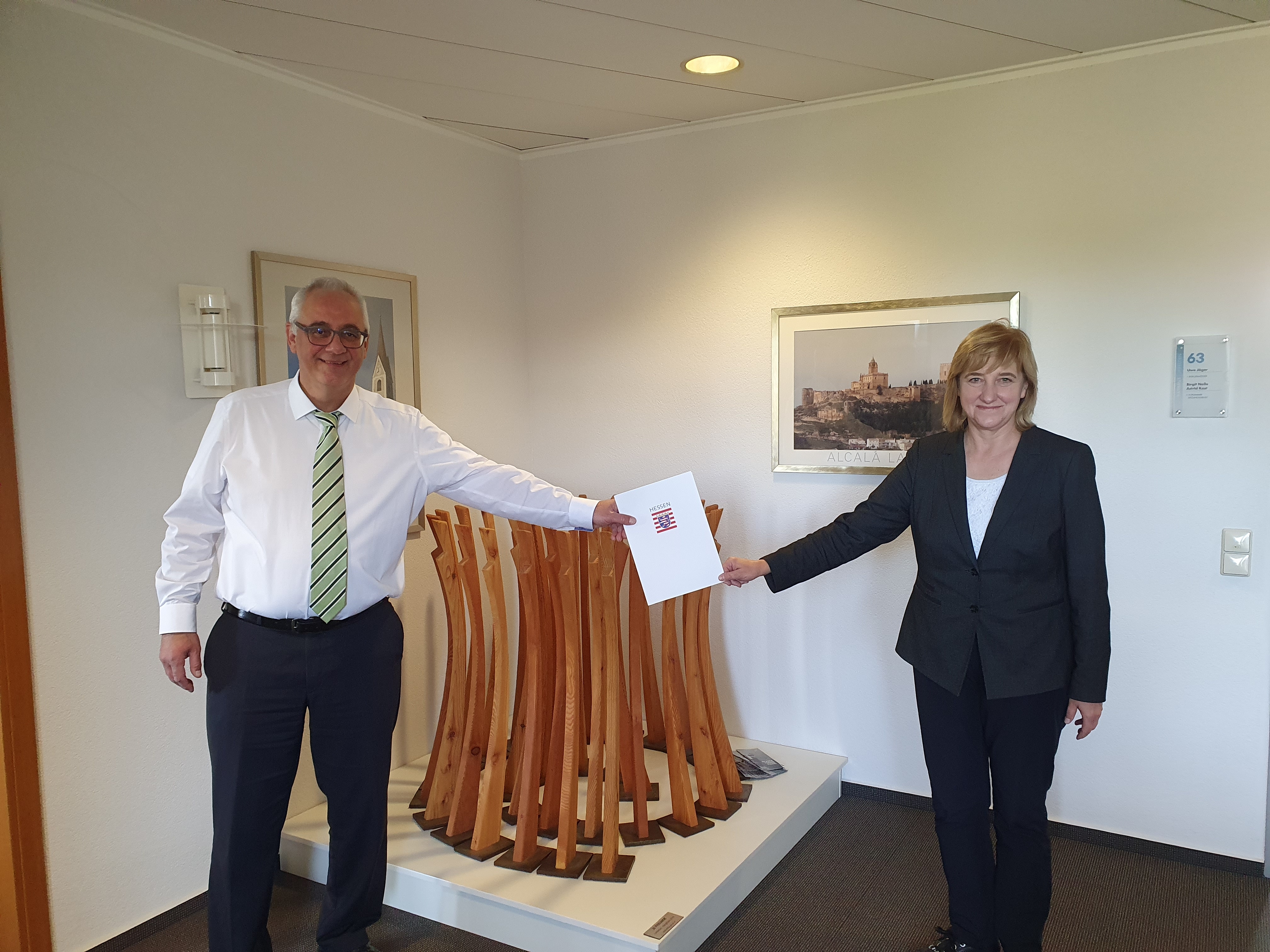 Am 02.10.2020 bekam Bürgermeister Uwe Jäger einen Bescheid in Höhe von rund 3,3 Millionen Euro als Ausgleich für Gewerbesteuerverluste in der Corona-Krise  von Justizministerin Eva Kühne-Hörmann im Lohfeldener Rathaus überreicht. 