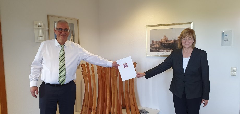 Am 02.10.2020 bekam Bürgermeister Uwe Jäger einen Bescheid in Höhe von rund 3,3 Millionen Euro als Ausgleich für Gewerbesteuerverluste in der Corona-Krise  von Justizministerin Eva Kühne-Hörmann im Lohfeldener Rathaus überreicht. 