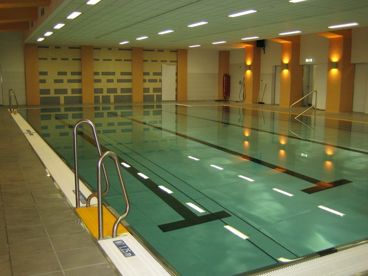 Die Öffnungszeiten in der Lehrschwimmhalle sind montags, dienstags, donnerstags und freitags 16.45 – 17.45 Uhr, 18.00 – 19.00 Uhr, 19.15 – 20.00 Uhr und 20.15 – 21.15 Uhr.