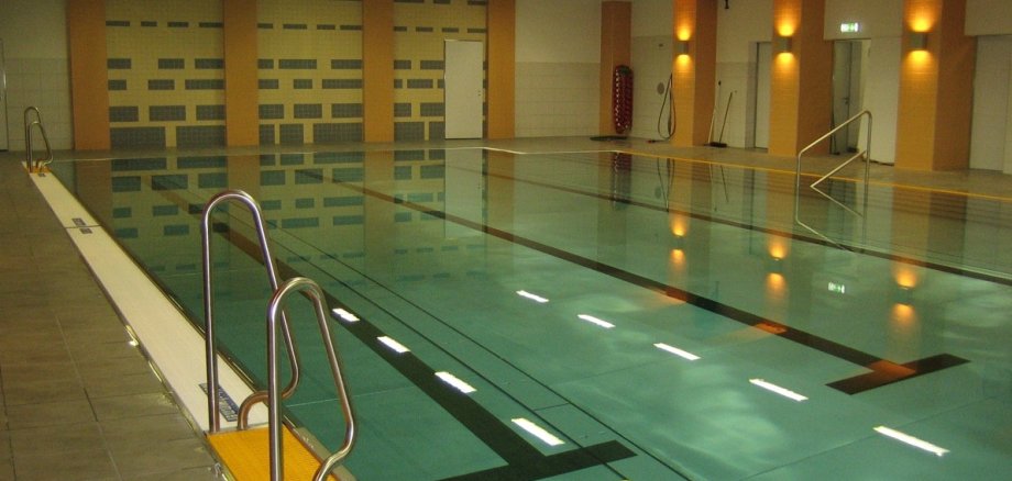 Die Öffnungszeiten in der Lehrschwimmhalle sind montags, dienstags, donnerstags und freitags 16.45 – 17.45 Uhr, 18.00 – 19.00 Uhr, 19.15 – 20.00 Uhr und 20.15 – 21.15 Uhr.