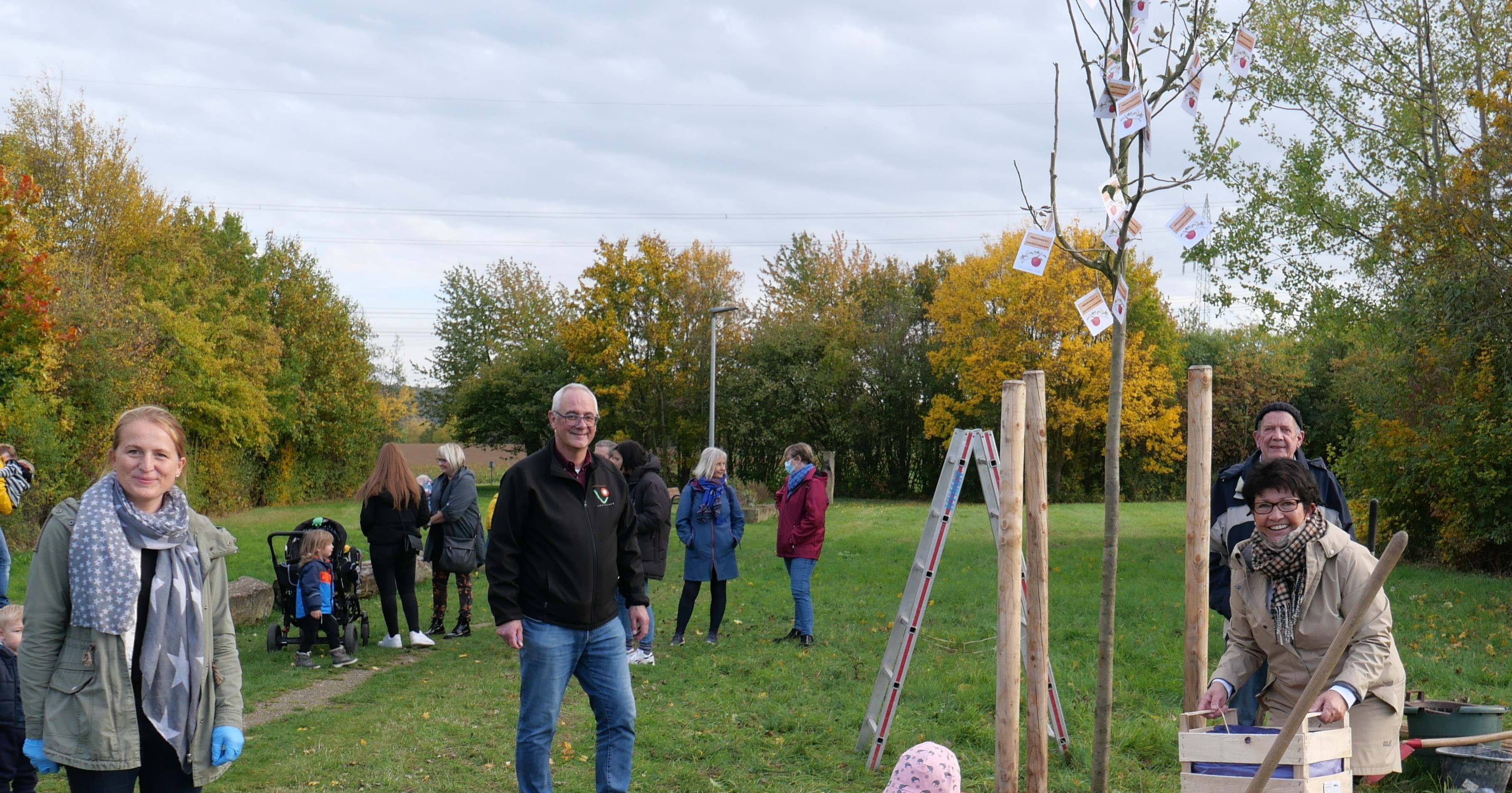 Freuten sich, als der Apfelbaum erfolgreich eingepflanzt war (v.l.n.r.): Danica Wurmbach, die für das Projekt zuständige Mitarbeiterin aus dem Fachbereich Bauen und Wohnen, Bürgermeister Uwe Jäger, Vorsitzender der Gemeindevertretung Bernd Hirdes, Beigeordnete Bärbel Fehr und die kleine Emma mit ihrem Äpfelchen.  