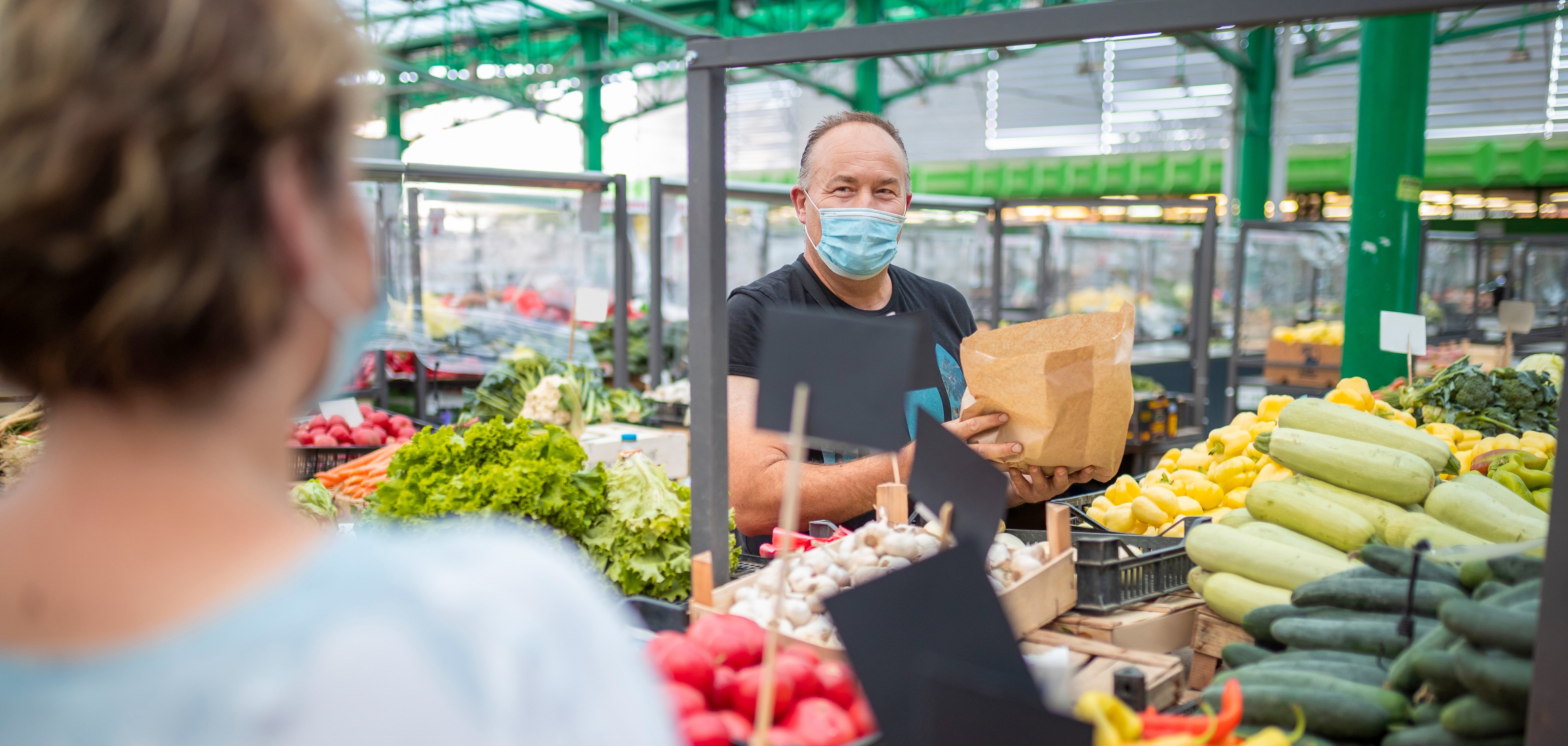 Jeden Freitag von 11:00 bis 16:00 Uhr ﬁndet der „Lohfeldener Wochenmarkt“ auf dem Rathausvorplatz statt.