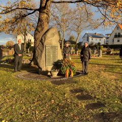 Gedenken am Ehrenmal auf dem Friedhof Ochshausen, (v. l. n. r.), Gemeindevertretervorsitzender Bernd Hirdes, Bürgermeister Uwe Jäger, Erster Beigeordneter Norbert Thiele, VDK-Vorsitzende Waltraud Delmes und Pfarrer Klaus-Dieter Inerle.