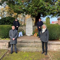 Gedenken am Ehrenmal auf dem Friedhof Vollmarshausen, (v. l. n. r.), Erster Beigeordneter Norbert Thiele, VDK-Vorsitzender Dieter Eckert, Gemeindevertretervorsitzender Bernd Hirdes und Pfarrerin Kerstin Grenzebach.