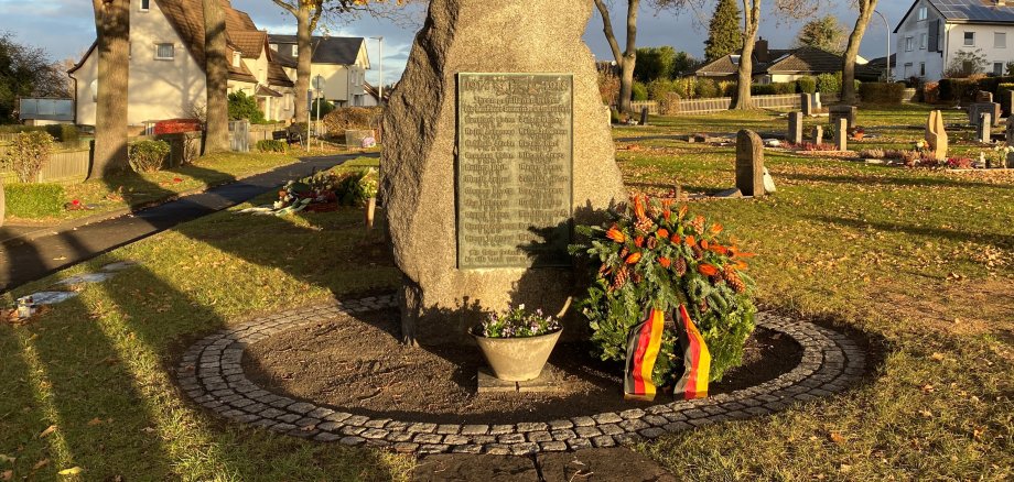Auf dem Foto ist das Ehrenmal auf dem Friedhof in Lohfelden-Ochshausen zu sehen. Zum Volkstrauertag wurden Kränze von der Gemeinde Lohfelden und von VKK gespendet.