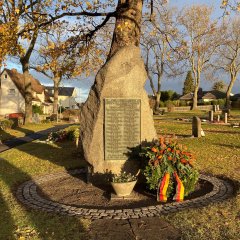 Auf dem Foto ist das Ehrenmal auf dem Friedhof in Lohfelden-Ochshausen zu sehen. Zum Volkstrauertag wurden Kränze von der Gemeinde Lohfelden und von VKK gespendet.