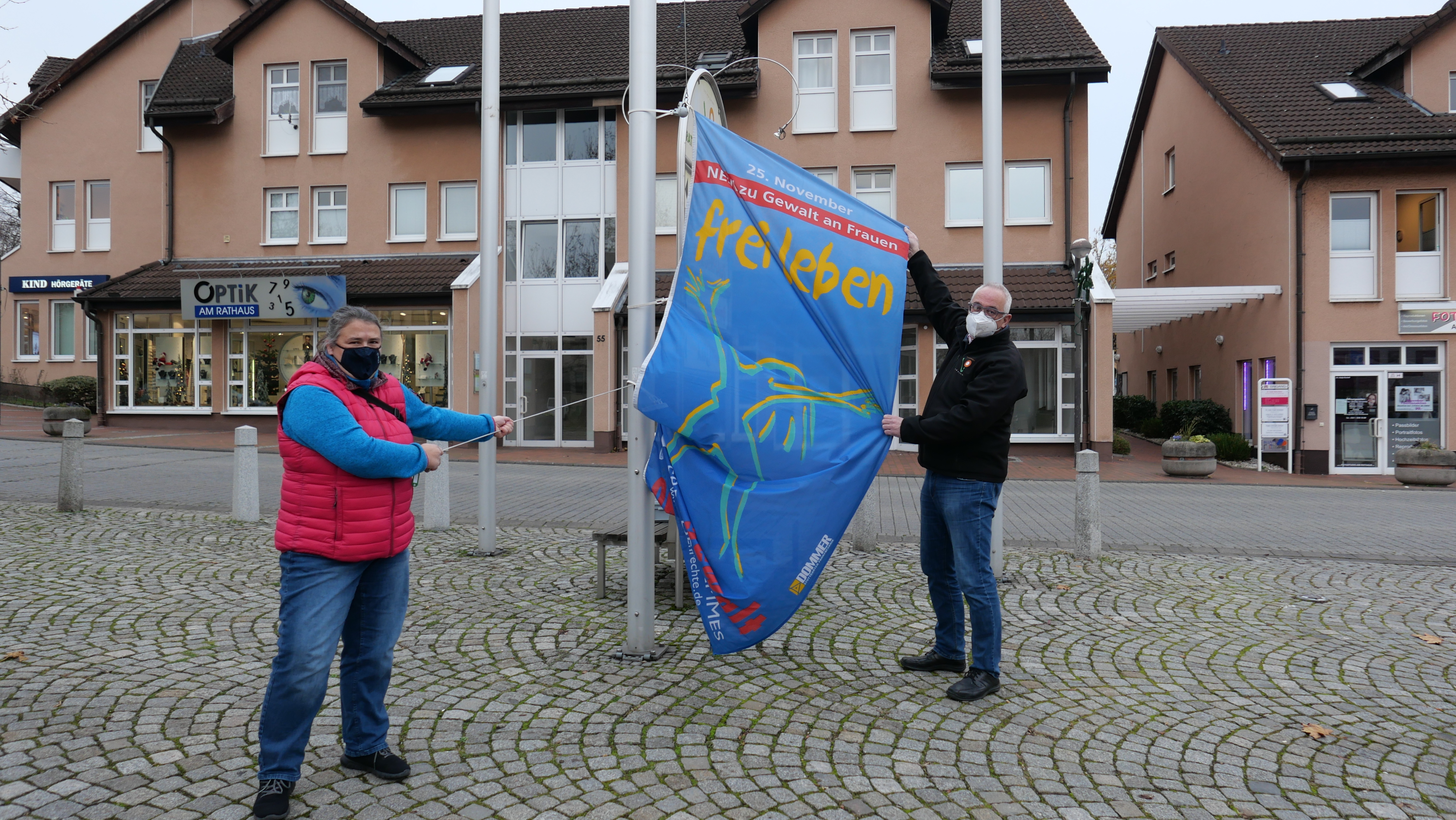 Frauenbeauftragte Lena Steffek-Herbold (l.) und Bürgermeister Uwe Jäger hissten am 25.11. die Fahne „Frei leben – ohne Gewalt“ als Zeichen zur Beseitigung von Gewalt gegen Frauen, Corona-bedingt in diesem Jahr unter Ausschluss der Öffentlichkeit, auf dem Rathausvorplatz.