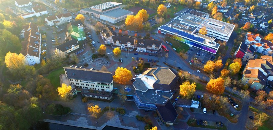 Luftaufnahme im Herbst: Ortszentrum Lohfelden mit Rathaus, Bürgerhaus, Gemeinde- und Schulbücherei und Söhre-Schule.