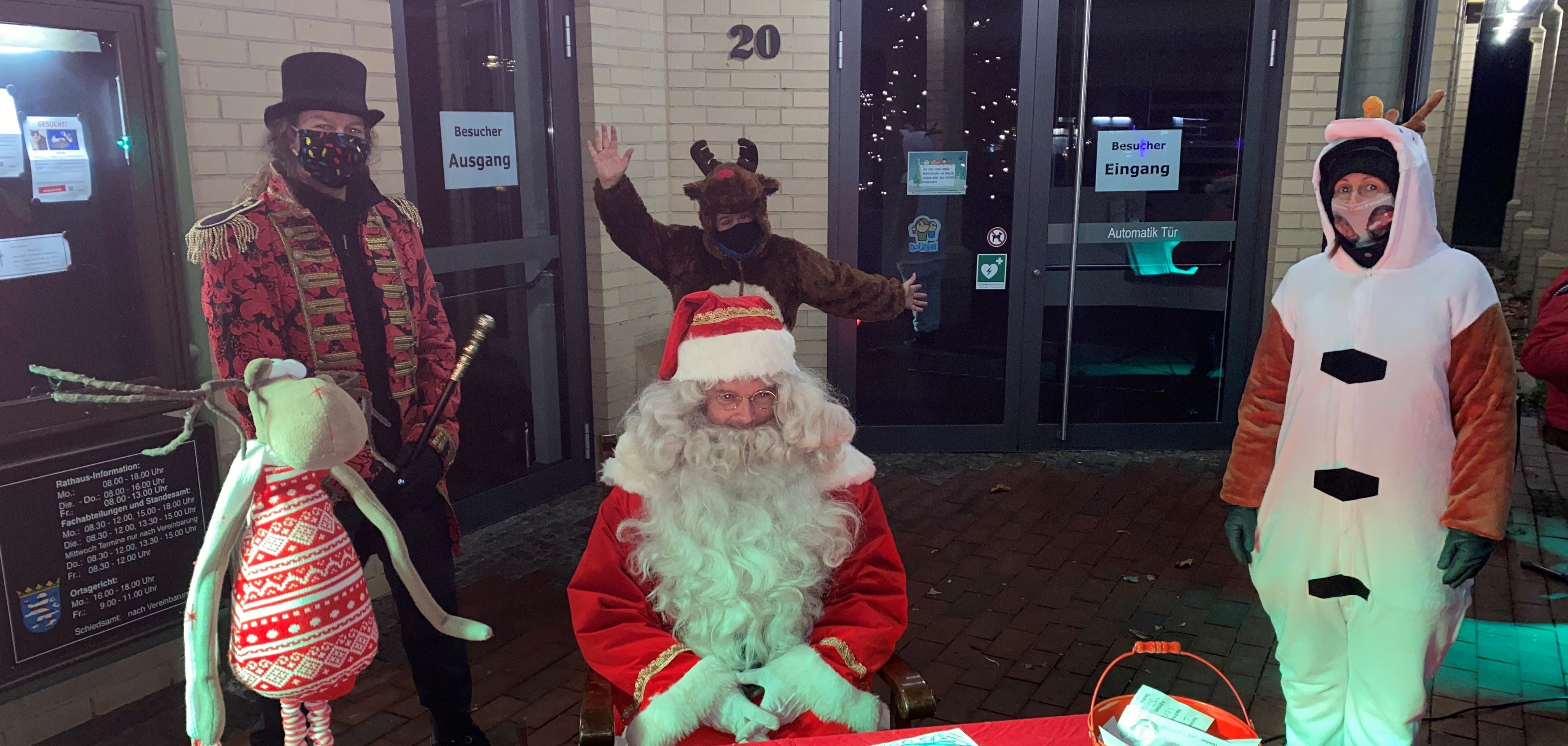 Der Nikolaus mit seinen "Helferlein".