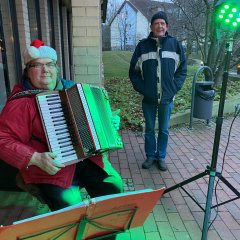 Gemeindevertretervorsitzender Bernd Hirdes neben dem Musikanten.