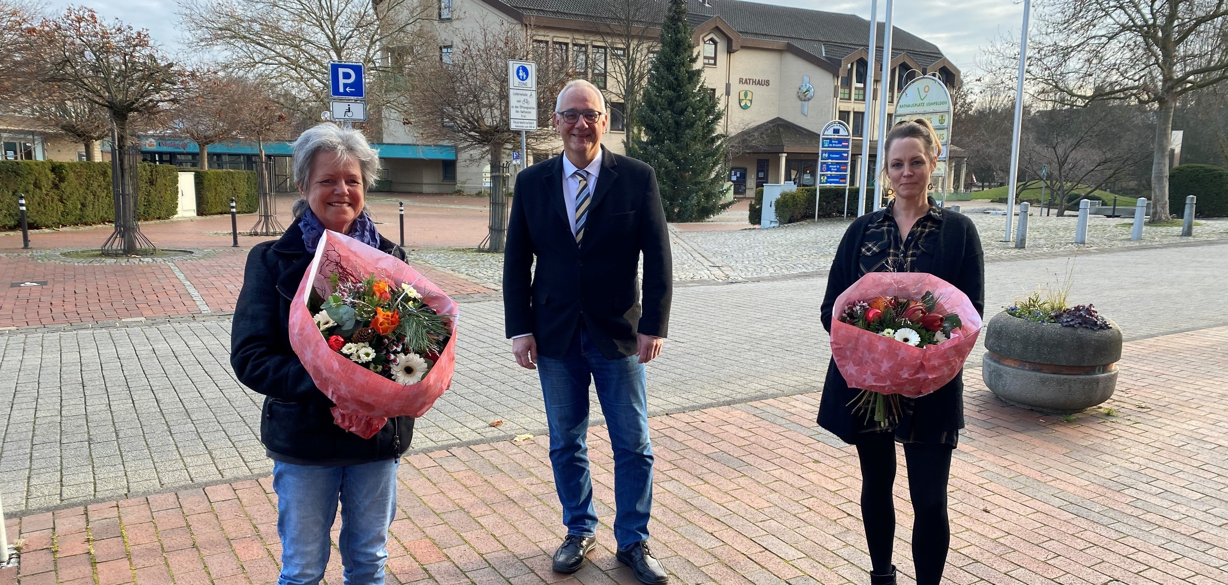 Als kleines „Dankeschön“ überreichte Bürgermeister Uwe Jäger an die Gestalterinnen der „Lichtblicke“ im Blickpunkt Lohfelden, Gaby Pech-Juhlke (l.) und Julia Juhlke (r.) einen Blumenstrauß.