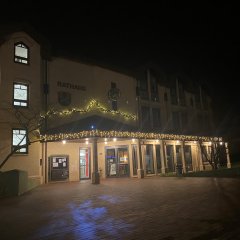 Das Lohfeldener Rathaus mit Weihnachtsbeleuchtung.