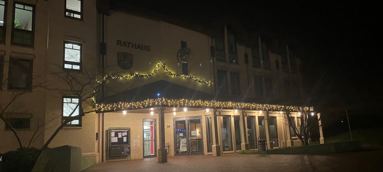 Das Lohfeldener Rathaus mit Weihnachtsbeleuchtung.