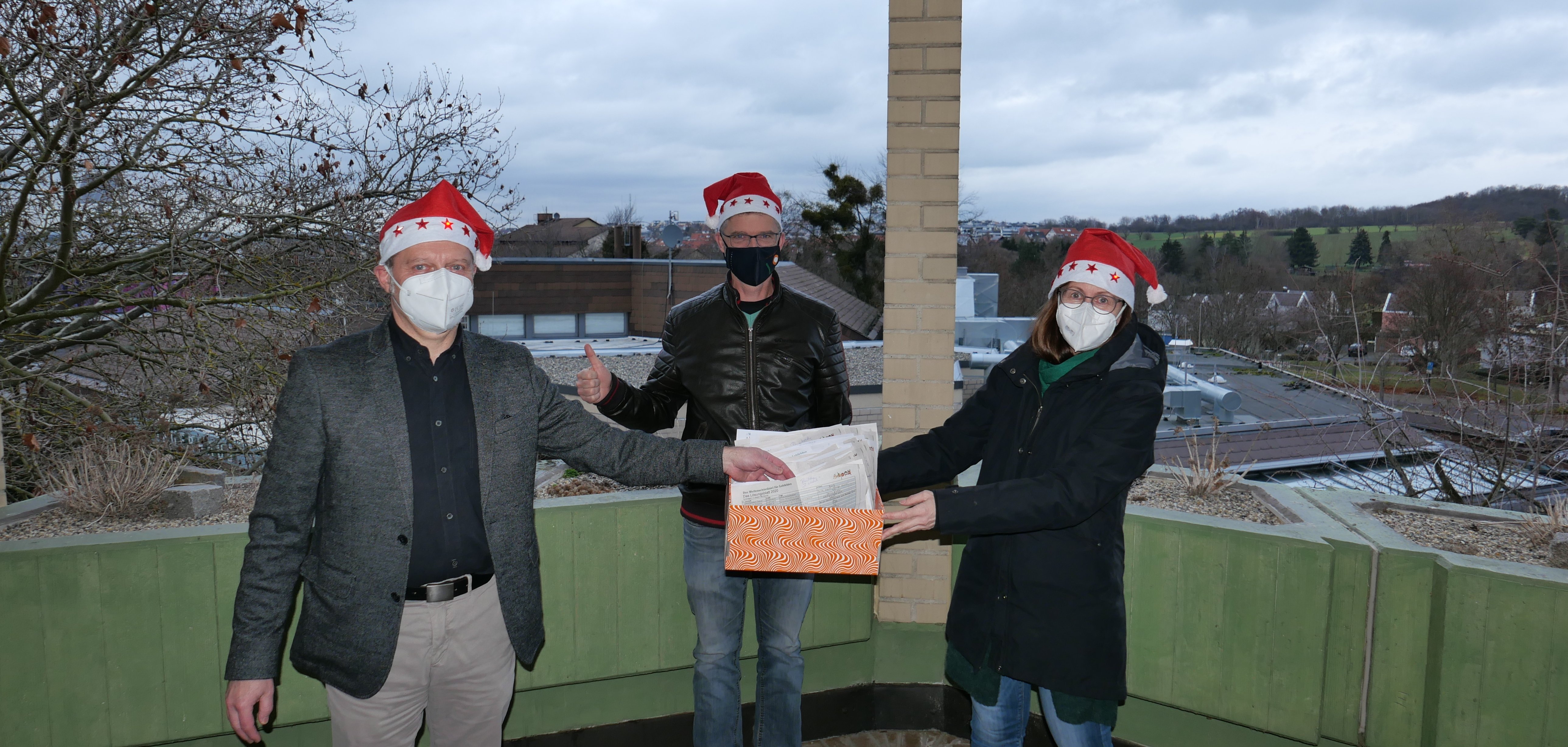 Erster Beigeordneter Norbert Thiele (l.) zog im Beisein von Jugendpflegerin Maike Oertel (r.) und Jugendpfleger Ralf Schellhorn (M.) die Gewinner des Lohfeldener Weihnachtsrätsels. Am 22.12. werden diese bekannt gegeben.