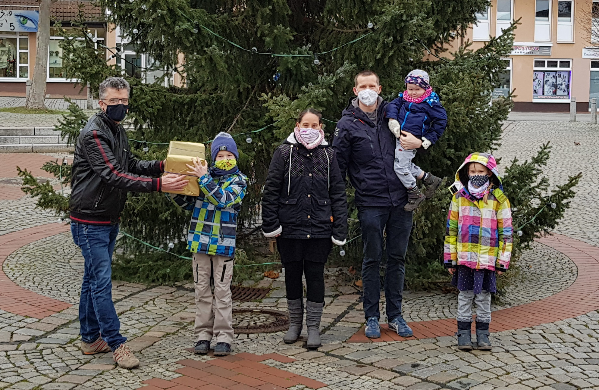 Die Sonderaufgabe bestand darin, ein Video der Beteiligten einzusenden, auf dem sie "Stille Nacht" auf Instrumenten spielen. Familie Manske aus Lohfelden hat dies auf einem bereits veröffentlichten Video wunderbar vorgeführt. Die beiden großen Kinder und Frau Manske spielten die Melodie und Herr Manske bediente das Handy für die Aufnahme.