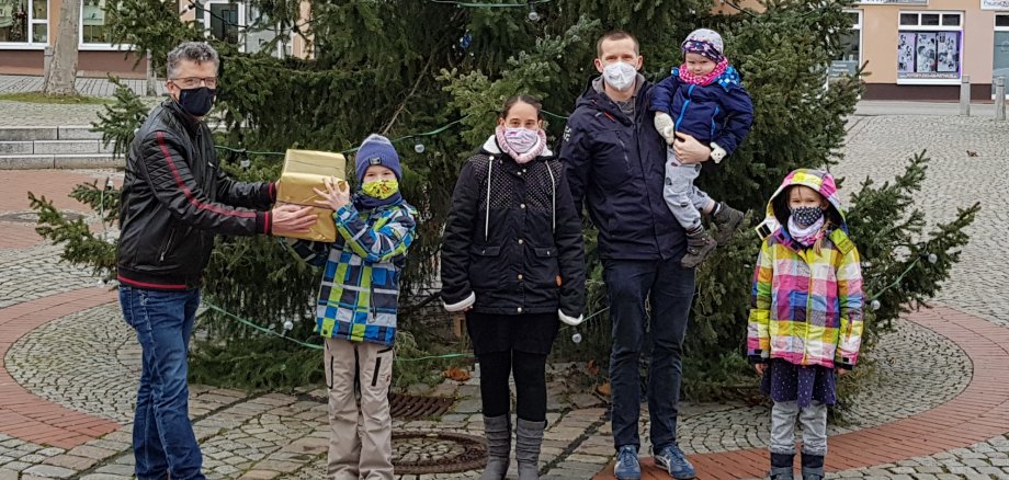 Die Sonderaufgabe bestand darin, ein Video der Beteiligten einzusenden, auf dem sie "Stille Nacht" auf Instrumenten spielen. Familie Manske aus Lohfelden hat dies auf einem bereits veröffentlichten Video wunderbar vorgeführt. Die beiden großen Kinder und Frau Manske spielten die Melodie und Herr Manske bediente das Handy für die Aufnahme.