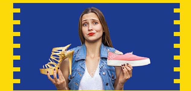 Junge Frau schaut mit verzogenem Gesicht zwei verschiedene Schuhe an.