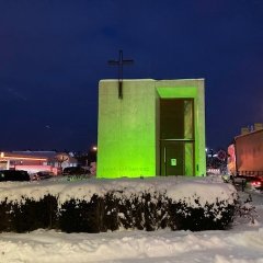 Die Autobahnkapelle auf dem SVG-Autohof erstrahlte in grünem Licht.