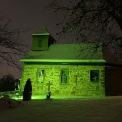 Die Kirche Ochshausen wurde in grünes Licht getaucht.