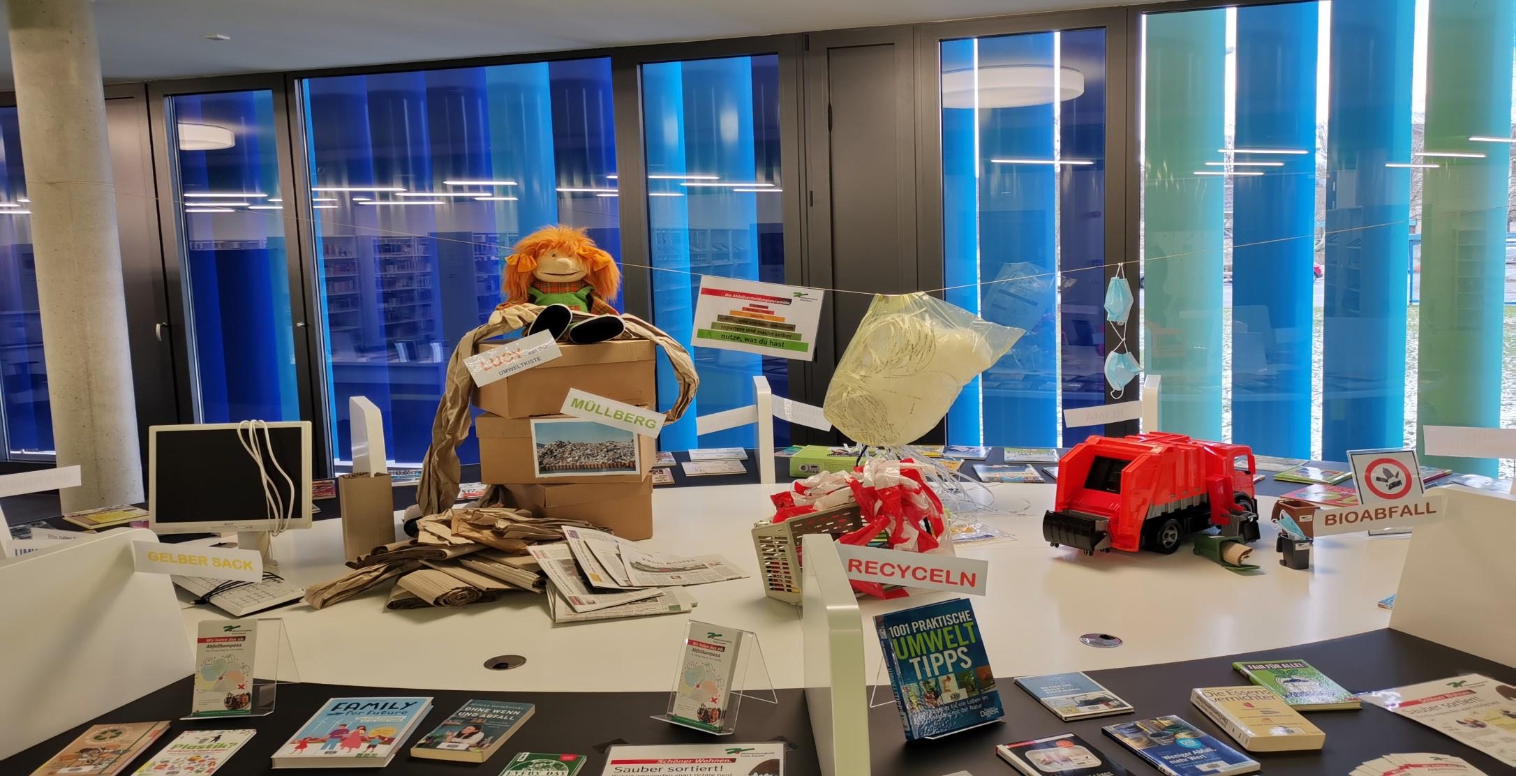 Auf dem Foto sieht man viele Dinge, die durch sogenanntes "Upcycling" eine neue Verwendung gefunden haben.