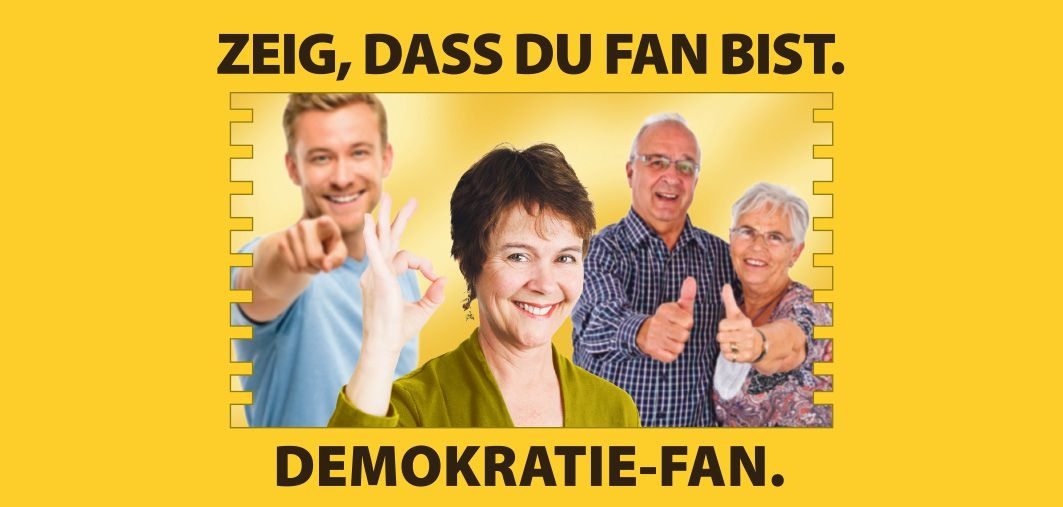 Junger Mann, Frau mittleren Alters und ein älteres Ehepaar zeigen den Daumen hoch als Demokratie-Fans.