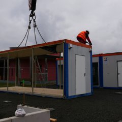 Der fünfte Container wurde erfolgreich an seinem neuen Standort neben der KiTa Lindenberg platziert.