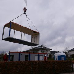 Hier wurde der fünfte von insgesamt 21 Containern per Autokran auf das Gelände der KiTa Lindenberg abgeseilt.