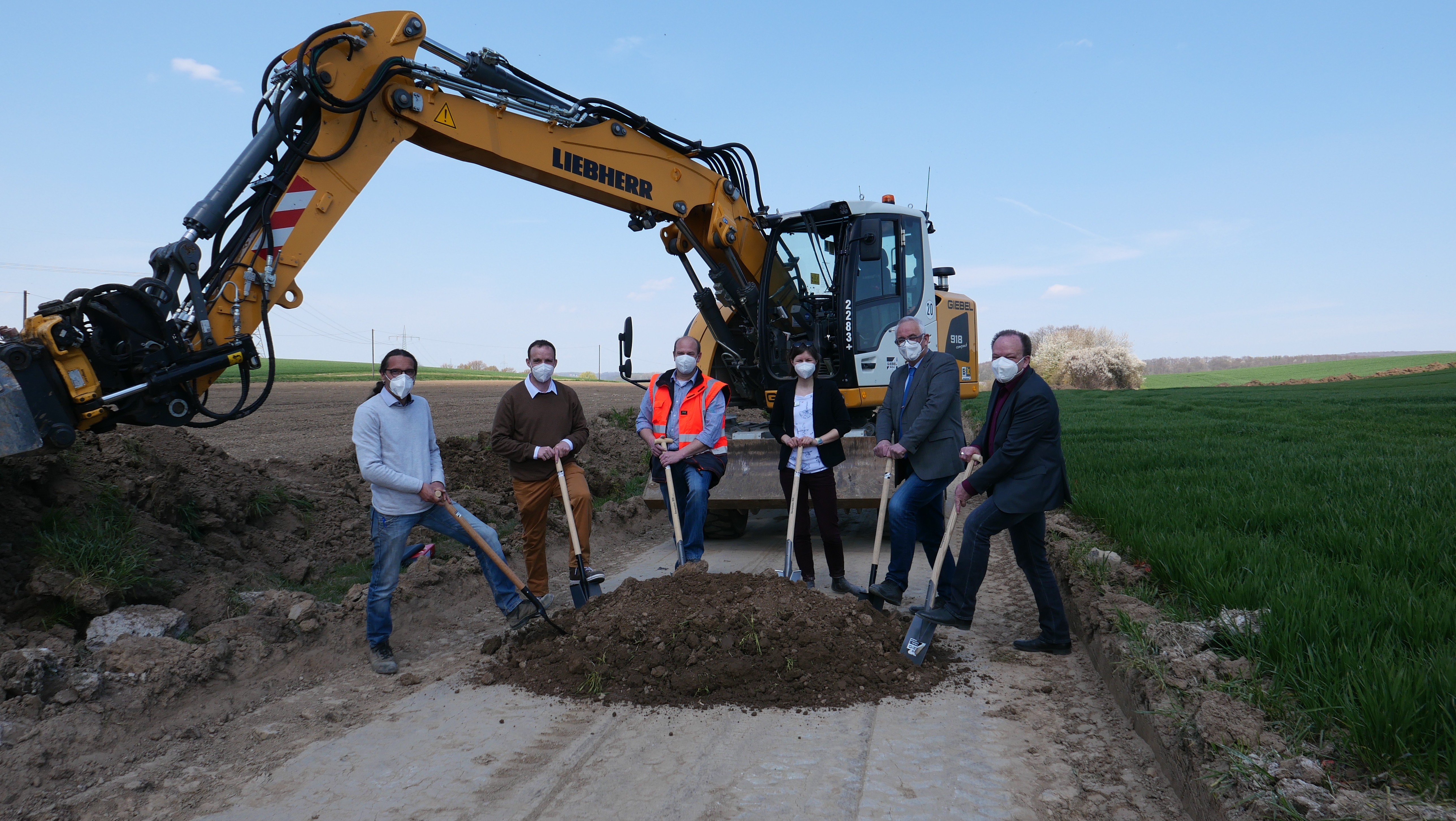 Freuen sich auf die baldige lückenlose Radwegeverbindung zwischen Lohfelden und Kaufungen (v.l.n.r.): Frank Stenke, Bauleiter der zuständigen Firma Giebel Bau, Philipp Könemann vom Ingenieurbüro DSP, Wolfram Mühlhausen, Bauleiter der Baumaßnahme und Radverkehrsbeauftragter der Gemeinde Lohfelden, Bauamtsmitarbeiterin und Klimaschutzmanagerin der Gemeinde Kaufungen, Lisa Haubner, Bürgermeister der Gemeinde Lohfelden, Uwe Jäger, und Arnim Roß, Bürgermeister der Gemeinde Kaufungen.