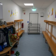 Der großzügige Garderobenbereich der beiden Gruppen.