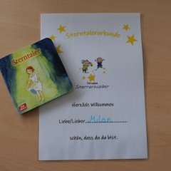 Als Willkommens-Geschenk erhält jedes Kind eine Sterntaler-Urkunde und ein Büchlein mit der Geschichte vom Sterntaler.