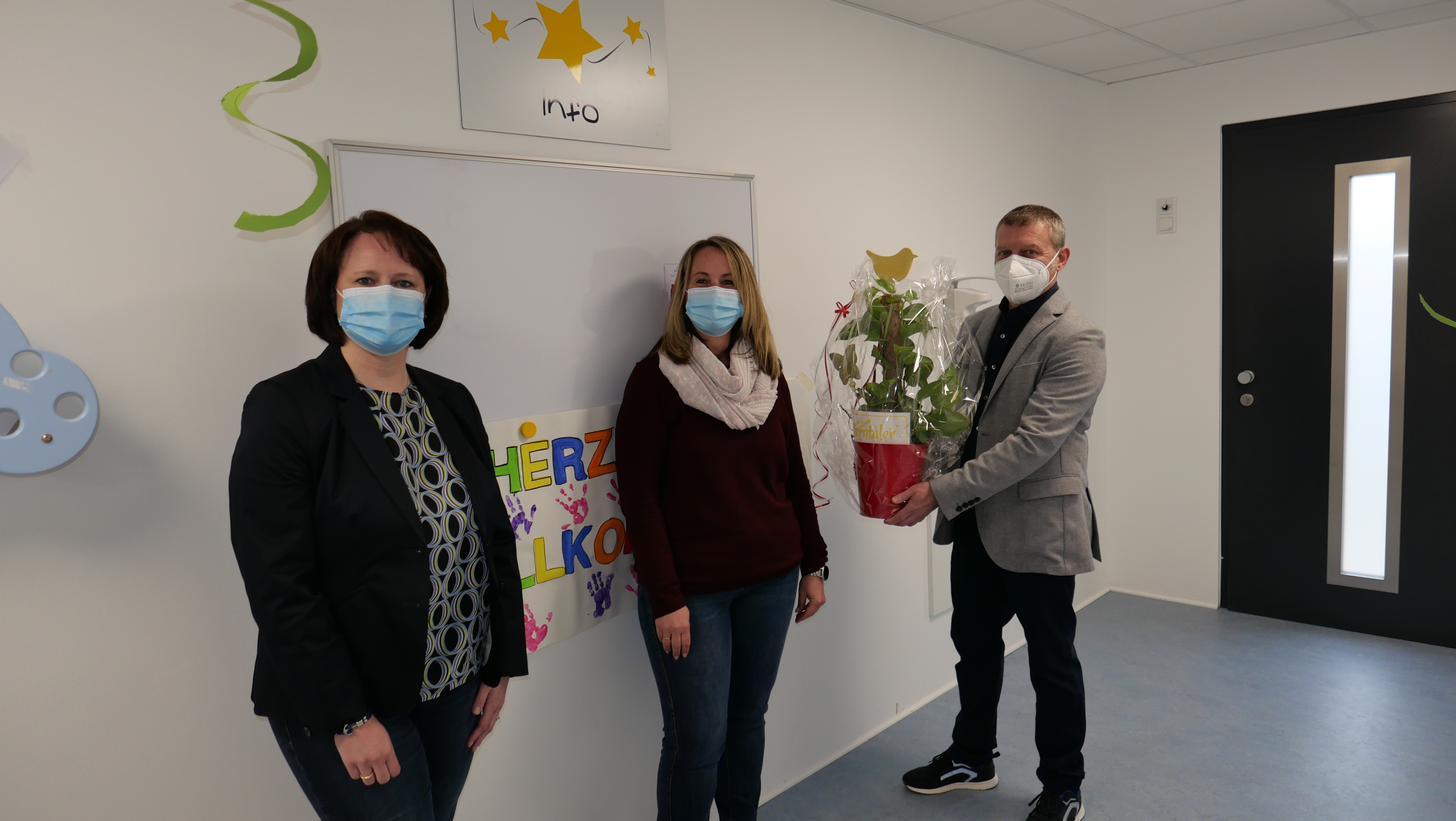 Erster Beigeordneter Norbert Thiele und Tanja Hammer, Sachbereichsleiterin der Kindertagesstätten (l.) gratulierten KiTa-Leiterin Claudia Pristl anlässlich der Eröffnung und überreichten ihr eine kleine Aufmerksamkeit.