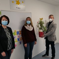 Erster Beigeordneter Norbert Thiele und Tanja Hammer, Sachbereichsleiterin der Kindertagesstätten (l.) gratulierten KiTa-Leiterin Claudia Pristl anlässlich der Eröffnung und überreichten ihr eine kleine Aufmerksamkeit.