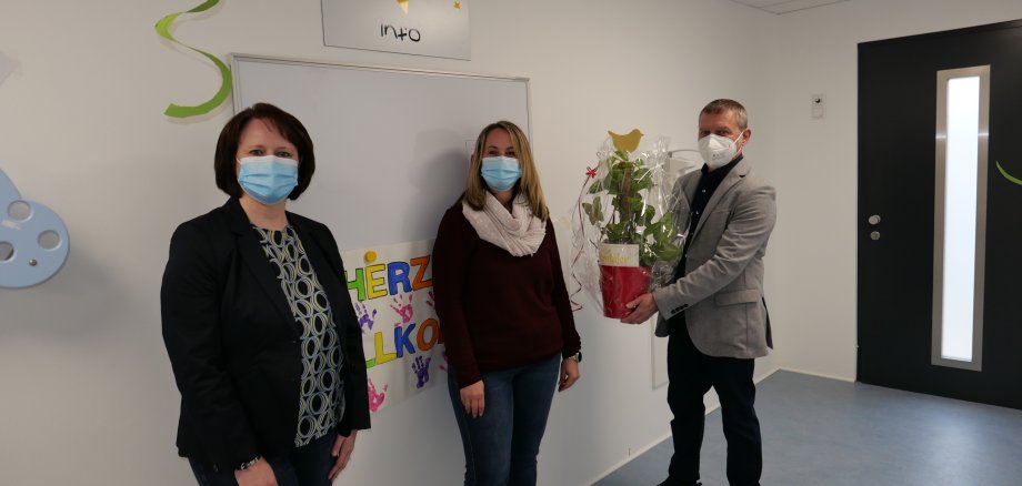 Erster Beigeordneter Norbert Thiele und Tanja Hammer, Sachbereichsleiterin der Kindertagesstätten (l.) gratulierten KiTa-Leiterin Claudia Pristl anlässlich der Eröffnung und überreichten ihr eine kleine Aufmerksamkeit.