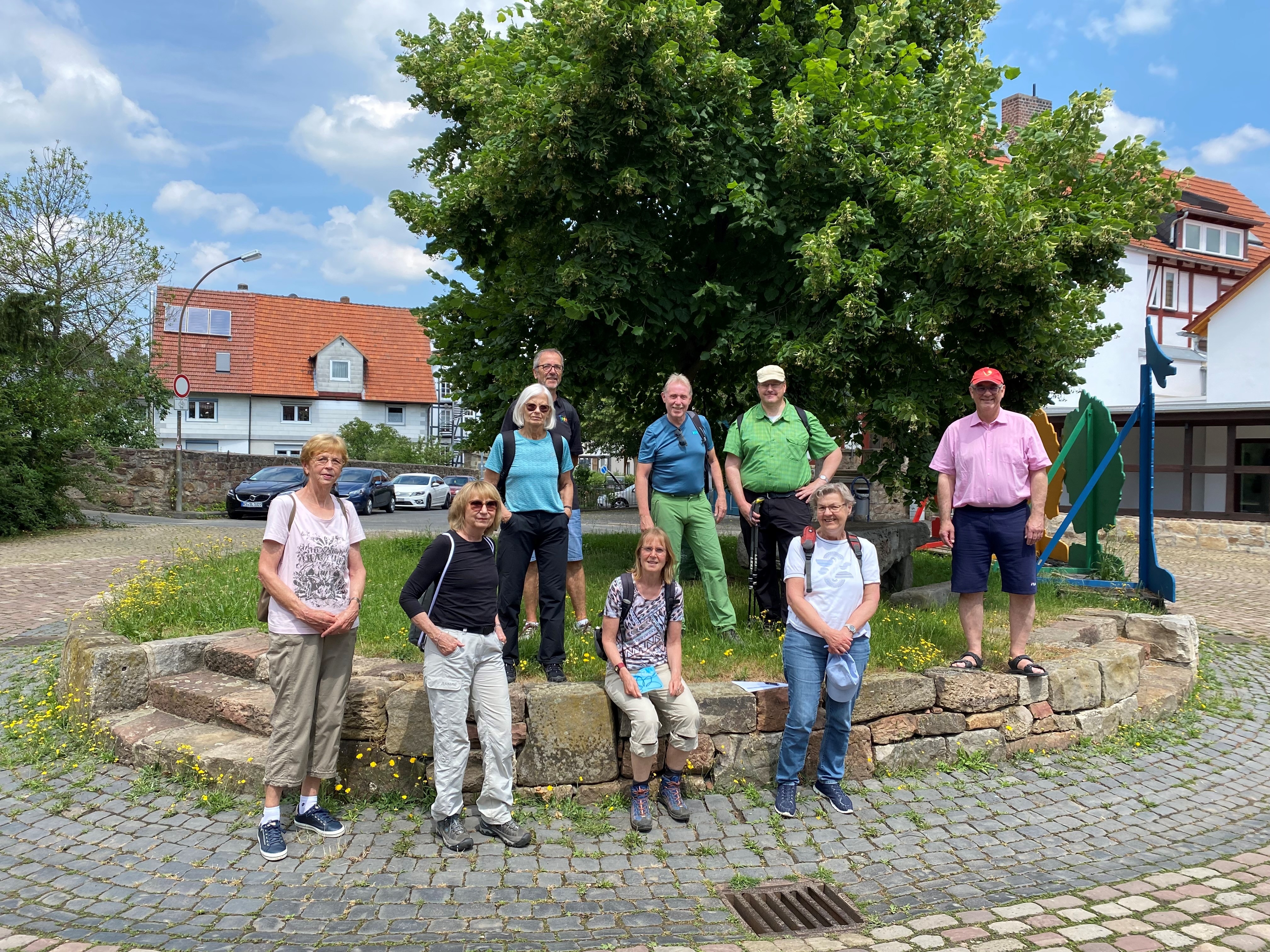 Teilnehmerinnen und Teilnehmer der Baddschen Steig Wanderung an der Linde in der Ortsmitte von Vollmarshausen. 
