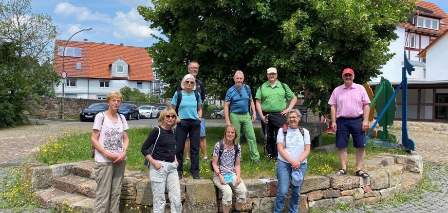 Teilnehmerinnen und Teilnehmer der Baddschen Steig Wanderung an der Linde in der Ortsmitte von Vollmarshausen. 