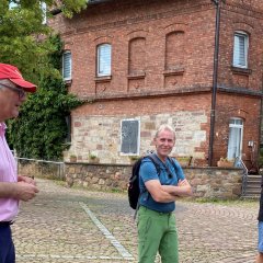 Bürgermeister Uwe Jäger (l.), Dorffestausschussvorsitzender Udo Ewald (M.) und Wanderbegleiter Gerhard Bässe begrüßten die Wanderbegeisterten.