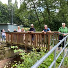 Wanderpause auf der Brücke am Festplatz Vollmarshausen. 