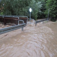 Die Brücke zwischen Sportplatz und Kasseler Straße, auch der Netto-Markt war wieder betroffen und musste am nächsten Tag geschlossen bleiben. 