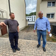 Bürgermeister Uwe Jäger (r.) und stellvertretender Gemeindebrandinspektor Markus Orth besuchten am 30.06. die betroffenen Familien und verschafften sich einen Überblick über die entstandenen Schäden im Ort.