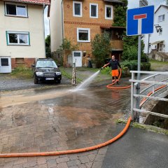 Im Laufe des folgenden Vormittags spülten die Mitarbeiterinnen und Mitarbeiter des Bauhofs die betroffenen Straßen. Dabei ist Eile geboten, damit der Schlamm nicht aushärten kann.  
