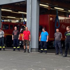 Die Kameradinnen und Kameraden der Freiwilligen Feuerwehr Lohfelden nach einer langen Hochwasser-Nacht. Bürgermeister Uwe Jäger bedankte sich für ihren ehrenamtlichen Einsatz.